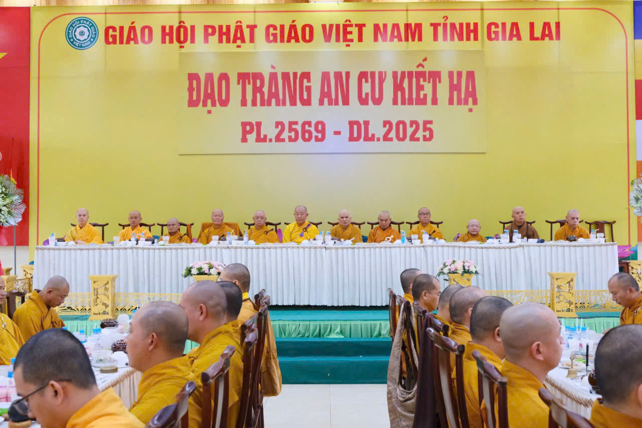 Chư Tôn đức Tăng trang nghiêm tổ chức Lễ Tự tứ mãn hạ.
